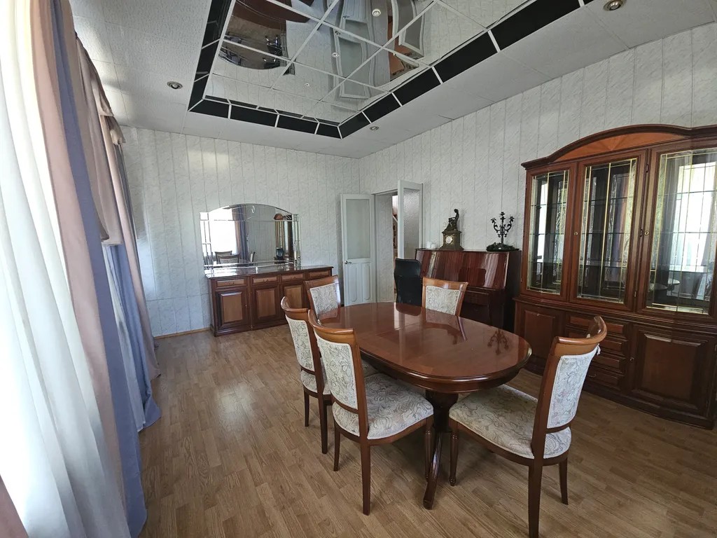 Большой дом в черте города