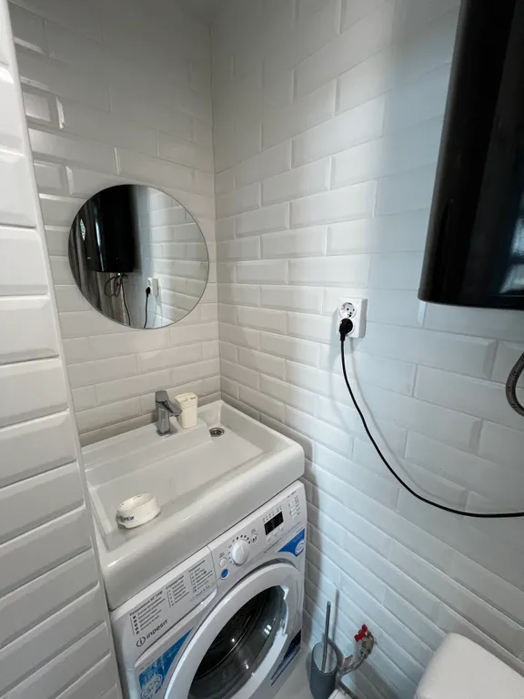 Домик в лесу у моря с верандой