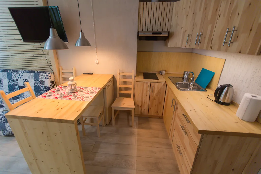 Уютная студия с видом на лес.