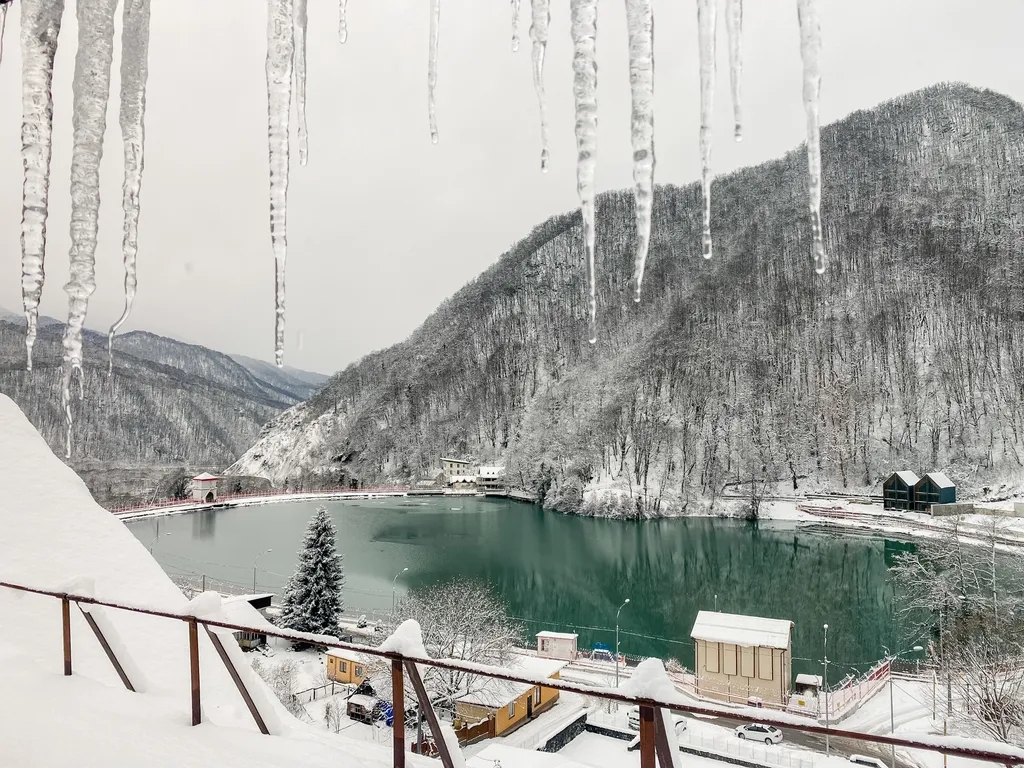 Студия с видом на озеро и горы