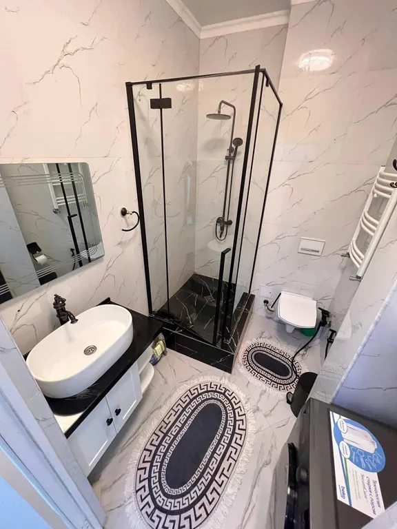 Витражные окна с красивым видом на город и новогодние салюты