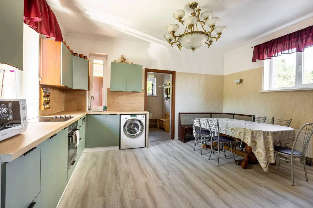 Коттедж с баней на дровах рядом с европарком