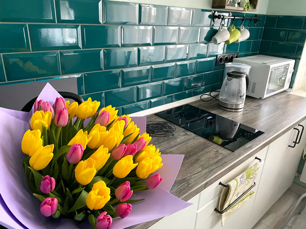 Уютная студия с качелями и видом на тихий зеленый сад