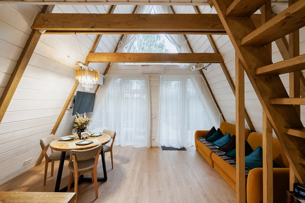 Уютный дом на берегу озера в березовой роще