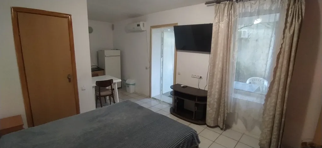 Трехместный номер (подходит для семьи из 4 чел), небольшой эконом