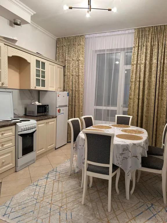 Трехкомнатная квартира около Mega Silkway