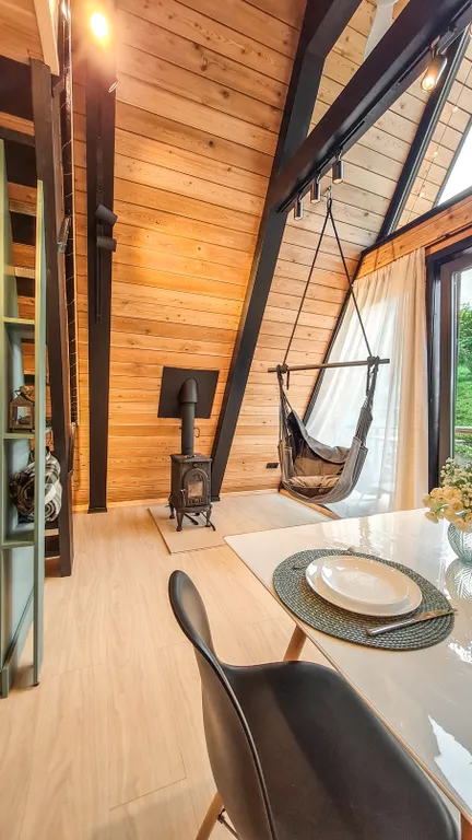 Треугольный домик с видом на лес и горы