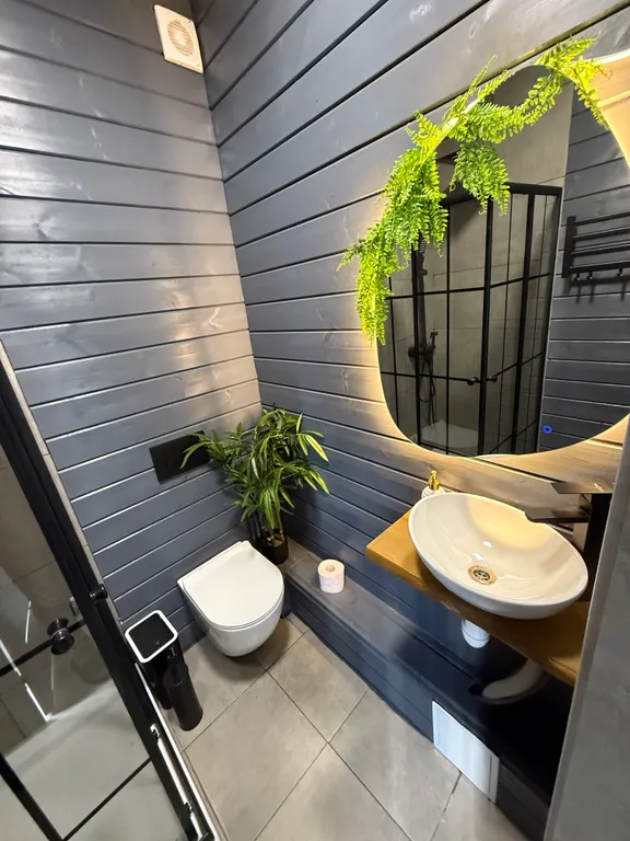 Просторный дом с видом на настоящий лес