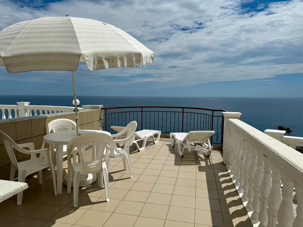 Квартира Трехкомнатный панорамный номер с террасой  и видом на море, 2 линия — аренда посуточно в Утес