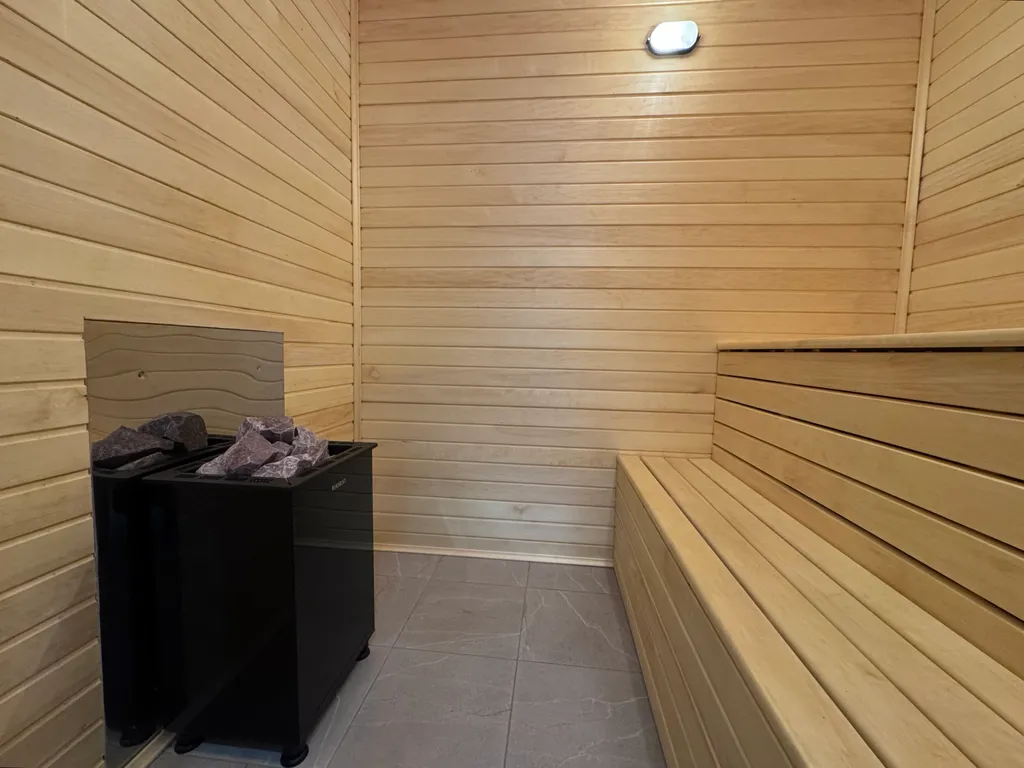 Коттедж недалеко от озера с двумя спальнями и сауной