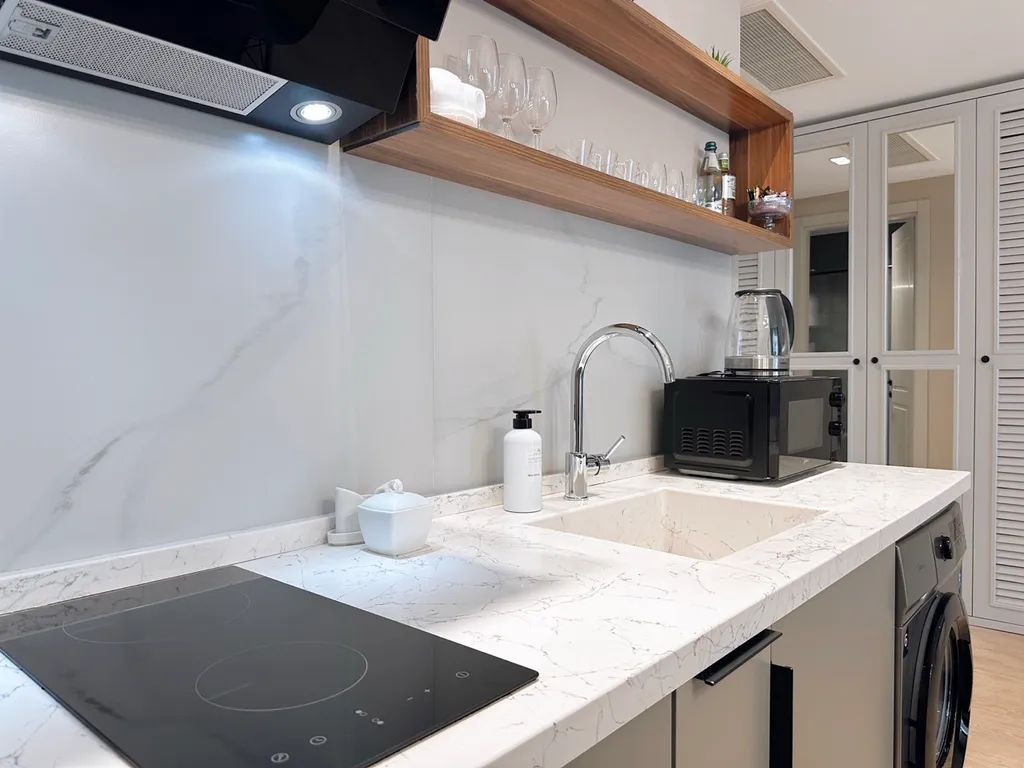 Просторный апартамент с видом на горы и море Crowne Plaza