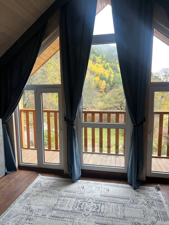 Дом в лесу с видом на горы Барнхаус Барс