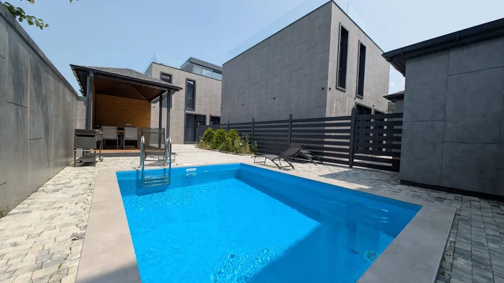 Большой коттедж