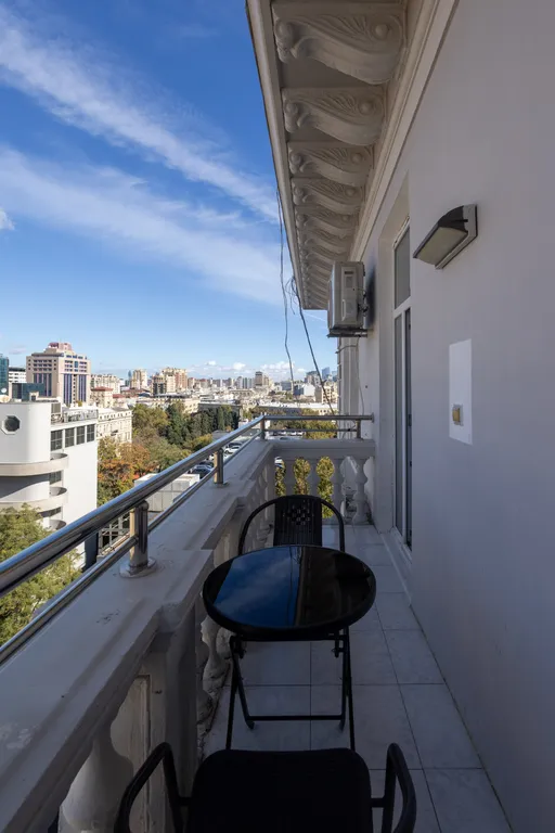 Апартаменты с видом на торговую улицу