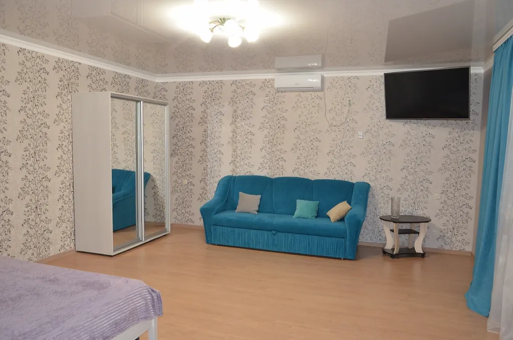 Пол дома с отдельным входом и двором