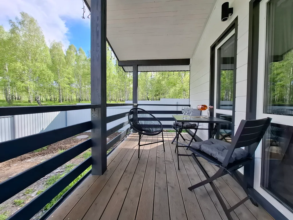 Дом в лесу с большой террасой