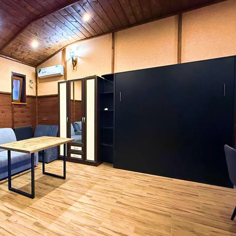 Просторная студия с настоящим камином и печкой