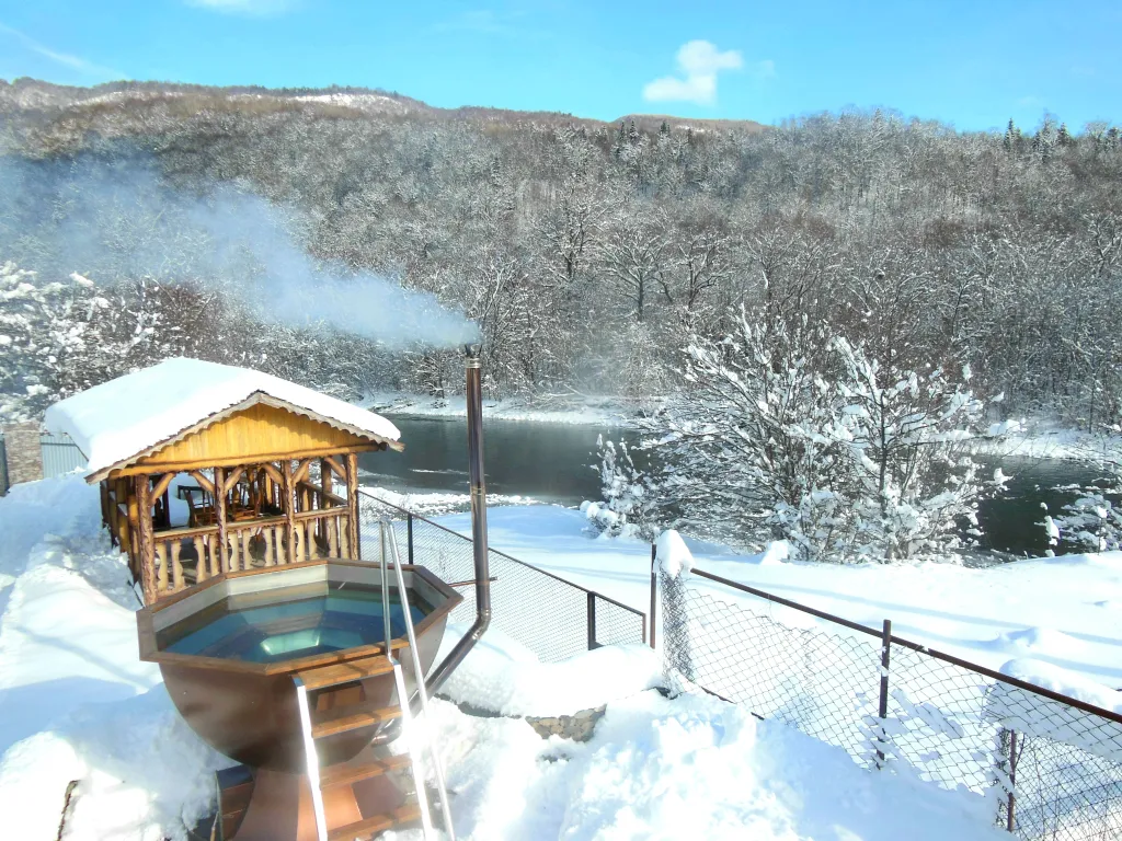 Домик на берегу реки Белая