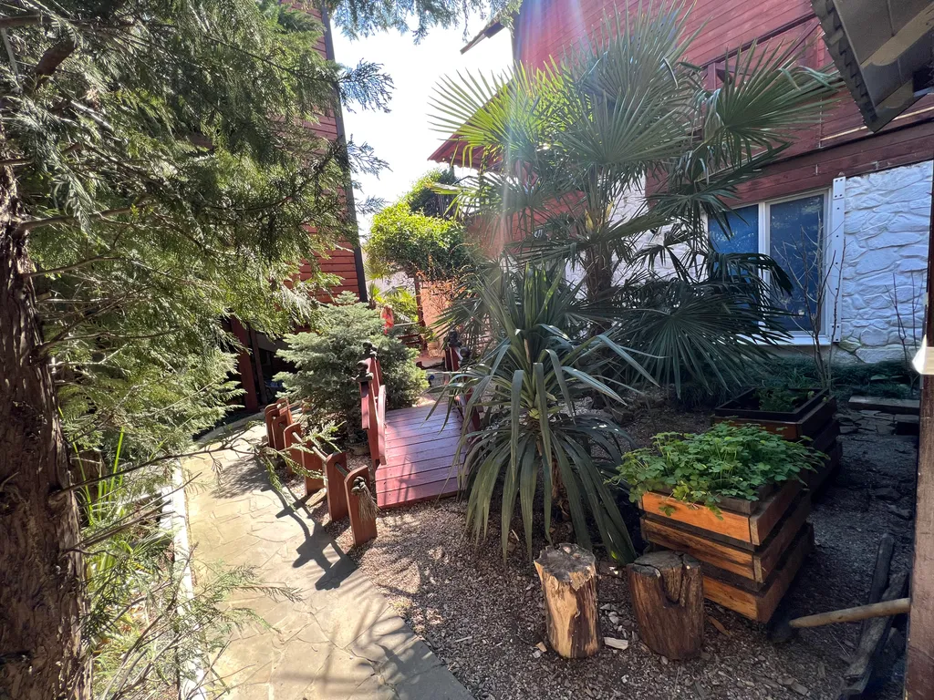 Дом с сауной и большой ванной на террасе