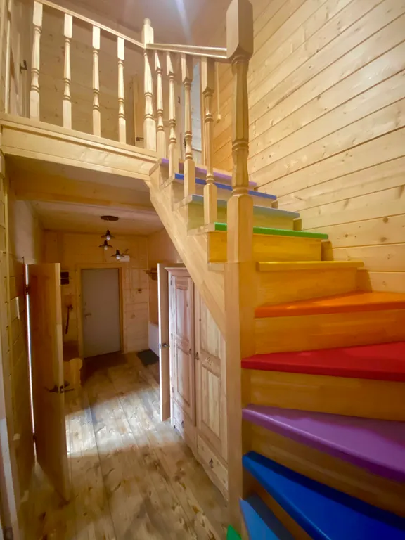 Деревянный дом на берегу реки с беседкой