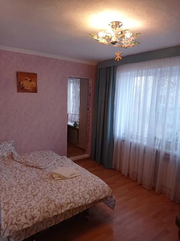 Небольшая, очень светлая и летом с приятной прохладой квартира