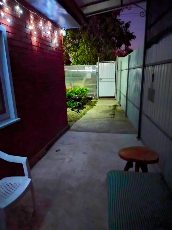 Коттедж Уютный  домик с двориком - центр, огромная парковка, рядом магазины — Динская