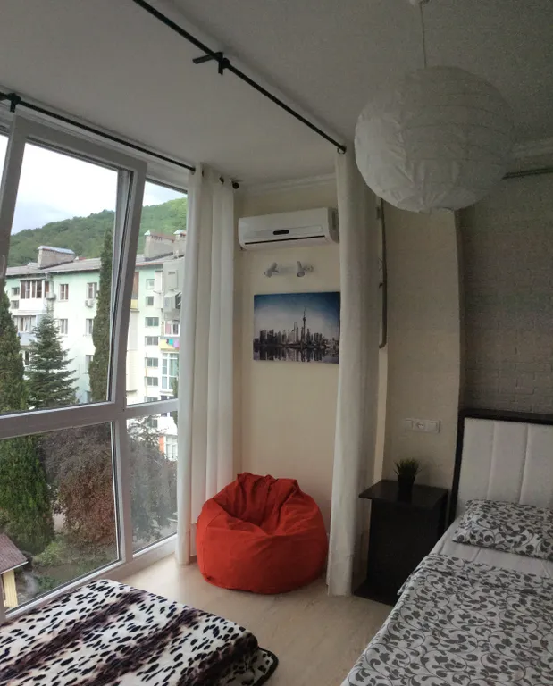 Панорамная студия с видом на горы в самом центре Небуга