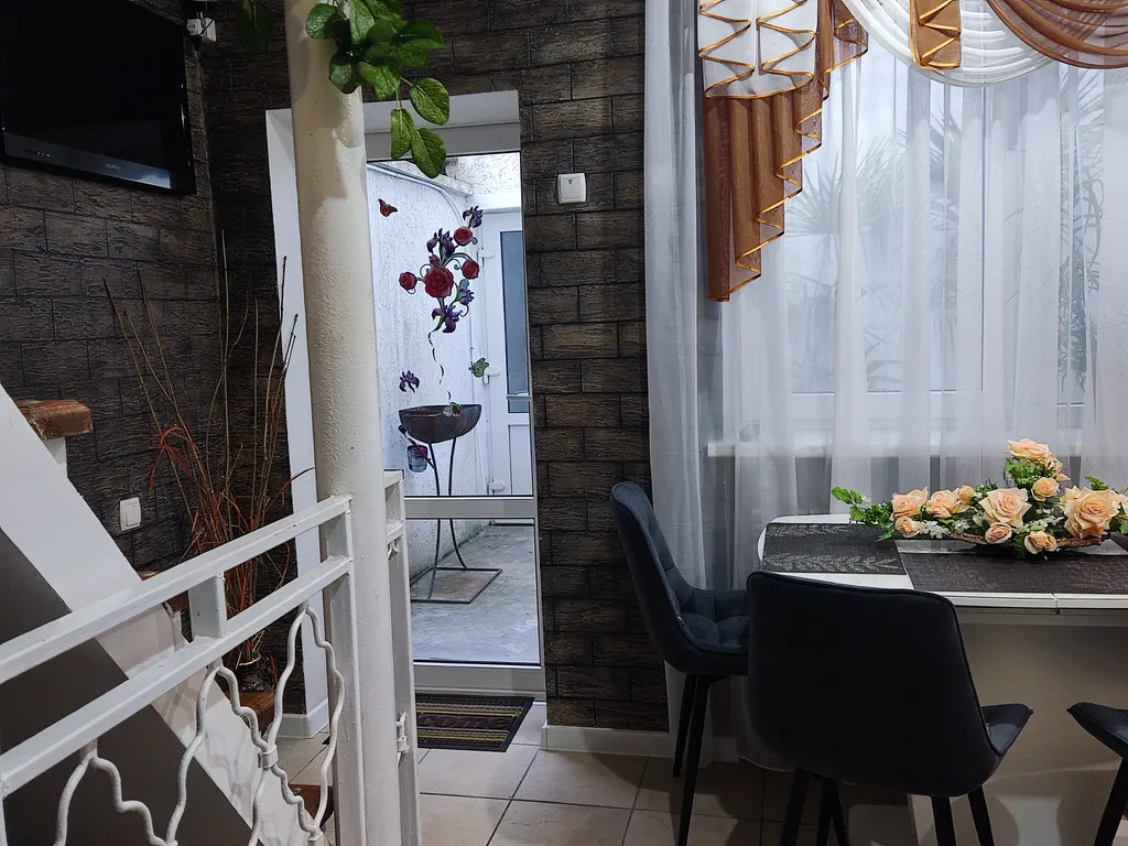 Коттедж с гаражом и двориком