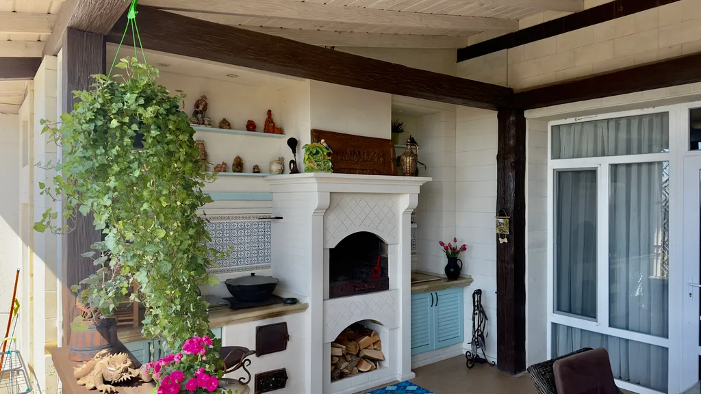 Дом с бассейном у моря