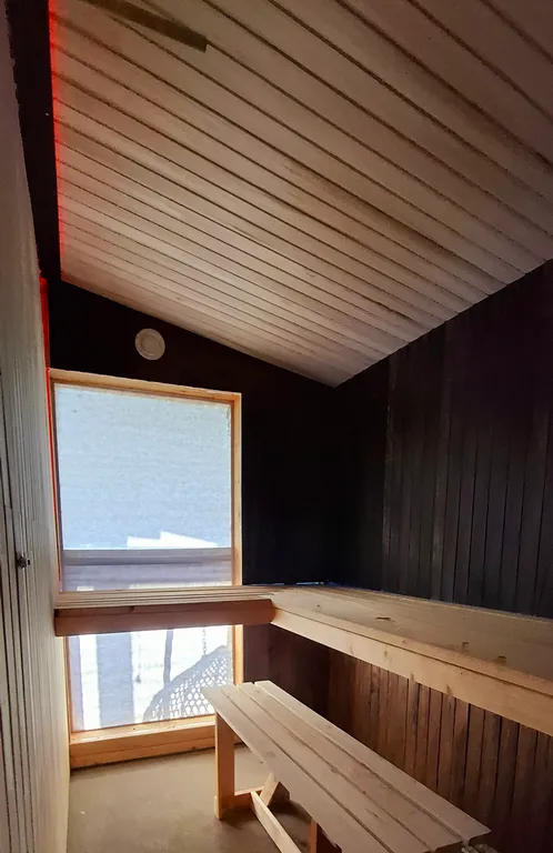 Дом с кораблем на берегу реки