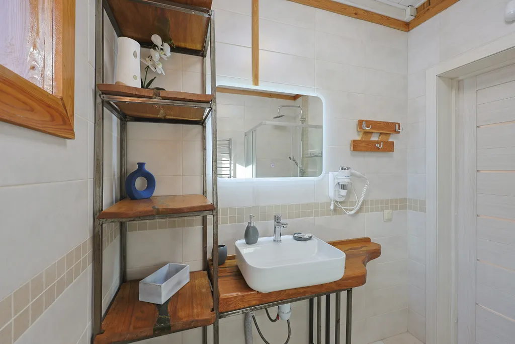 Современный двухэтажный дом из натурального дерева, с большими окнами