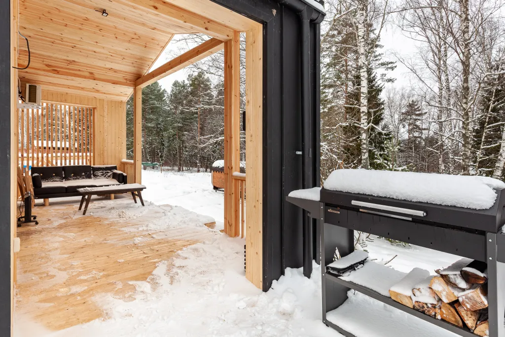 Атмосферный дом с баней в лесу