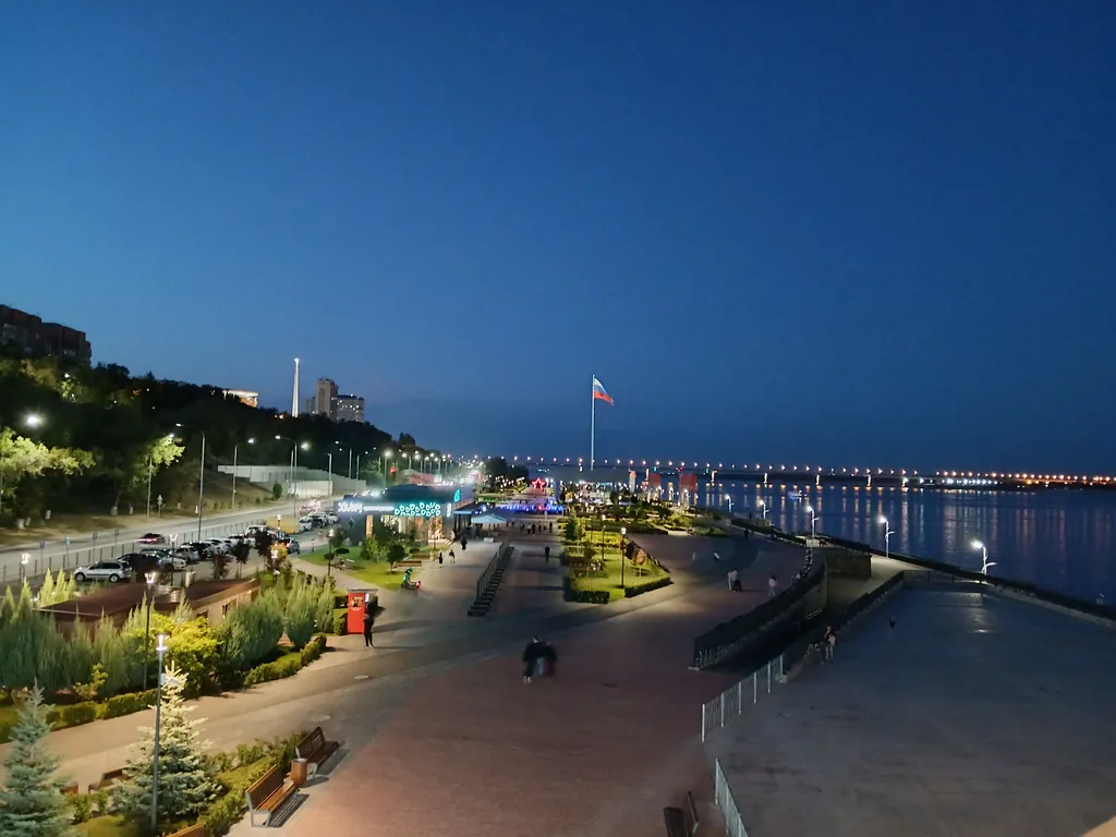 Жизнь с видом реку: огромная лоджия с панорамным остеклением в пол!