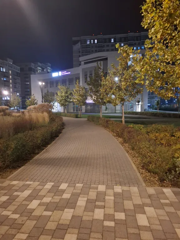 Студия возле аллеи с проигрывателем пластинок