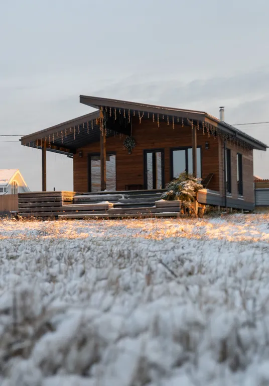 Новый дом с камином на берегу реки