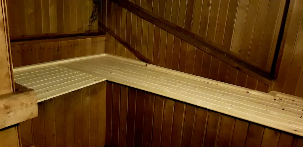 Дом с шикарной беседкой на озере