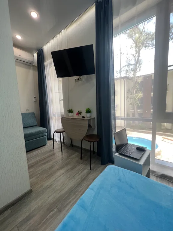 Квартира у моря с балконом и бассейном