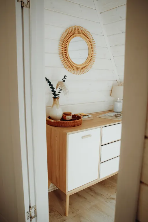 Треугольный дом на берегу озера