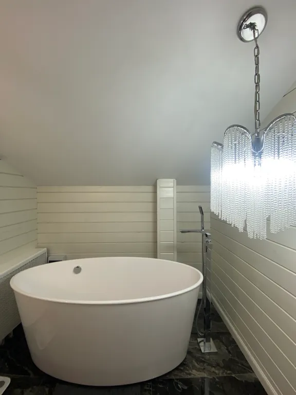 Загородный дом у леса с собственным прудом