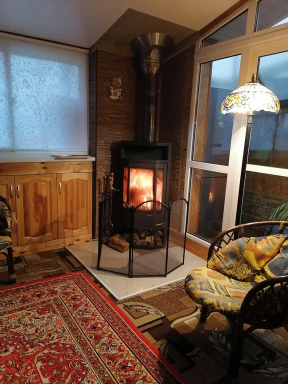 Уютный дом с камином на берегу горной речки, со всеми удобствами