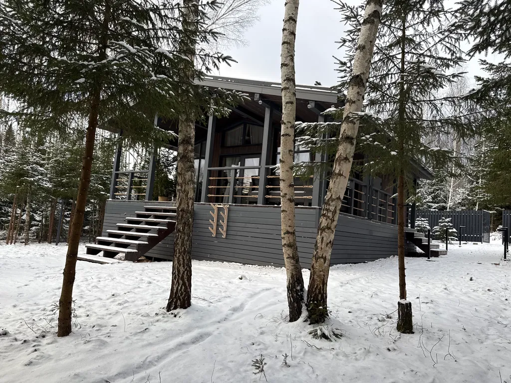 Дом в лесу с видовой терассой и чаном