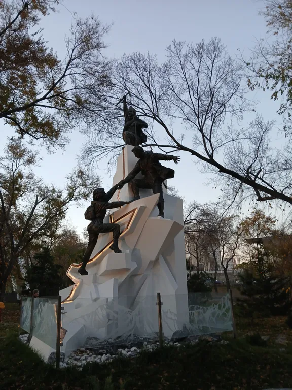 Жизнь с видом реку: огромная лоджия с панорамным остеклением в пол!