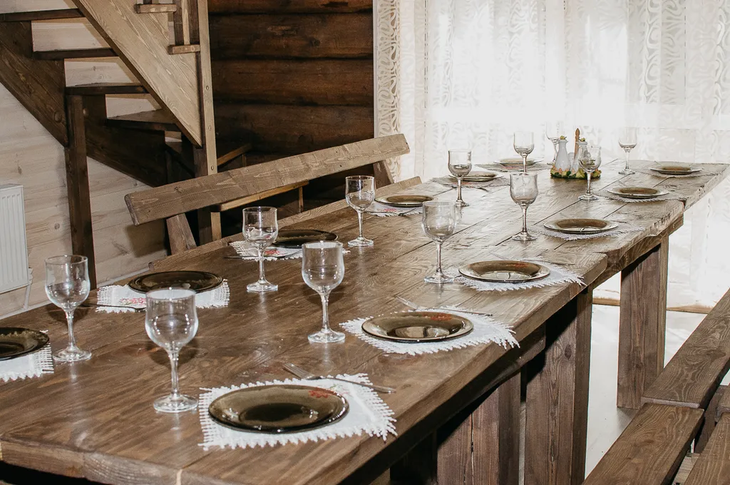 Дом в лесу на берегу реки Пра