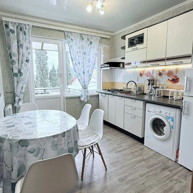 Этаж дома в центре с видом на море и горы