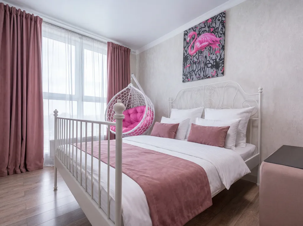 Апартаменты с видом на город в жк большом, в окнах виден закат