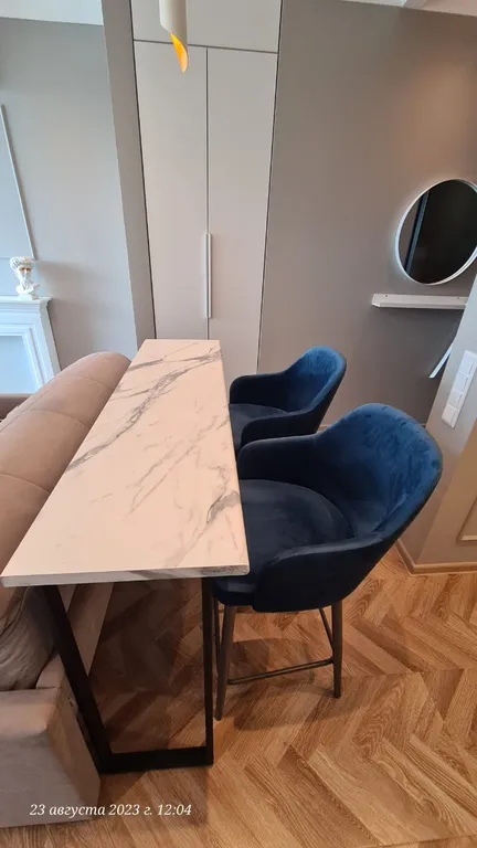 Студия с панорамным видом и джакузи в стиле неоклассика