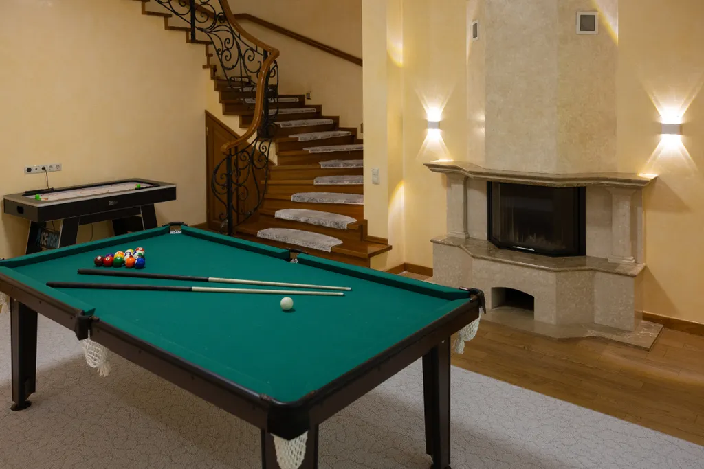 Особняк с большим бассейном в живописном лесном поселке