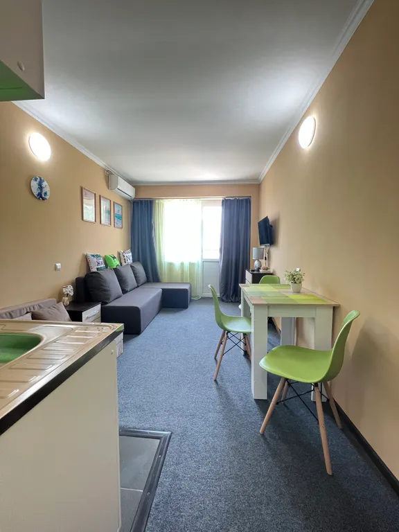 Зеленая студия на море