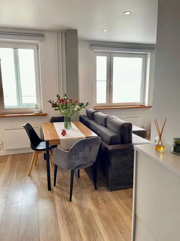 Стильная студия с красивым видом из окна