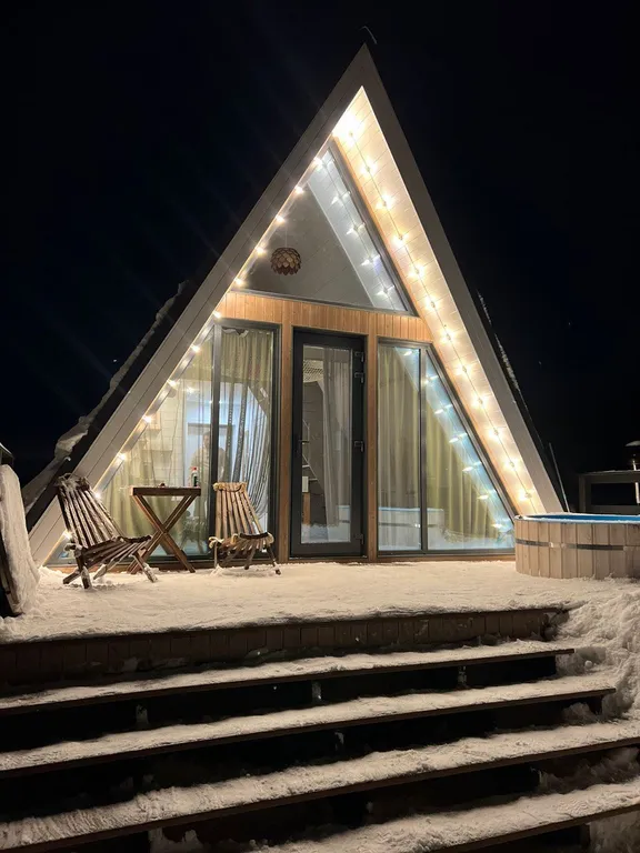 А-фрейм в сказочном зимнем лесу